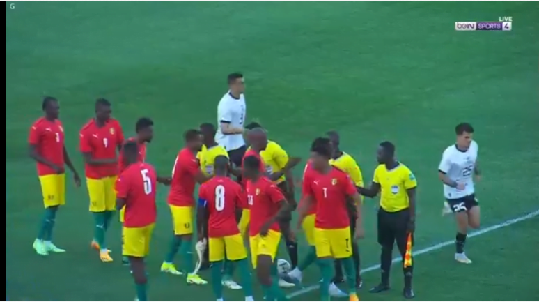 Guiné (de vermelho) vem de derrota para o Egito, por 2 a 1, nas Eliminatórias da Copa Africana – Reprodução