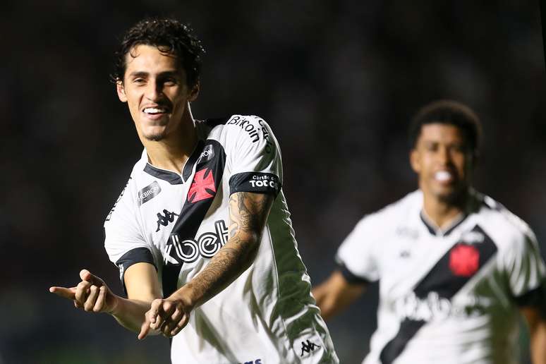Marlon Gomes is looking for space at Vasco after his return from the national team