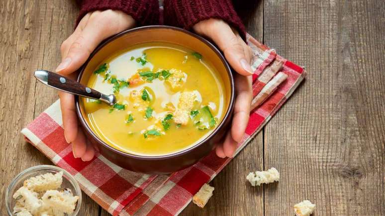 Sopas e caldos são opções saudáveis e nutritivas para o inverno -