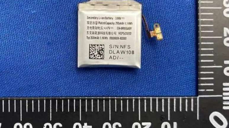 Foto da bateria do Galaxy Watch 5 tirada pelos reguladores sul-coreanos.