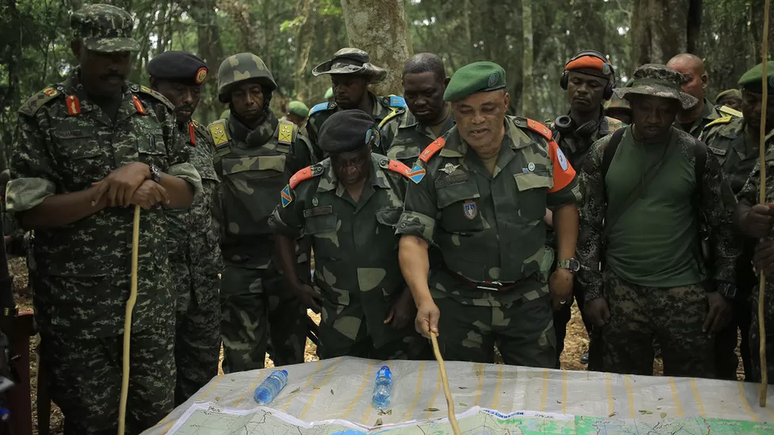 Imagem de dezembro de 2021 mostra Camille Bombele, coordenador da iniciativa conjunta entre RDC e Uganda, conversando com oficiais no quartel-general do Parque Nacional de Virunga