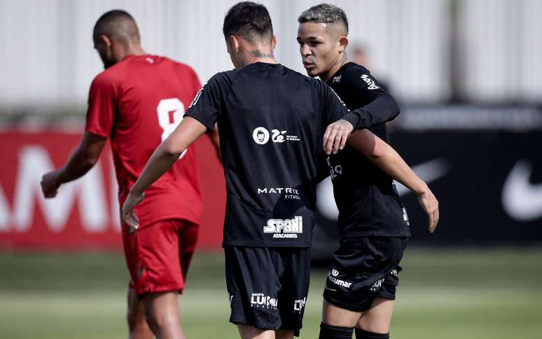 With bicycle goals and Luxembourg tests, Corinthians beat Portuguesa in a training match