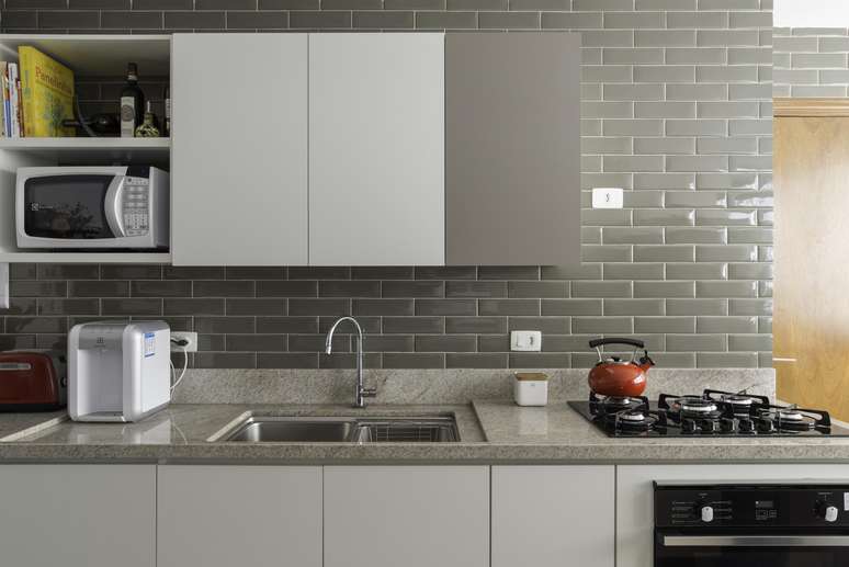 Granite is one of the most common materials and has the longevity of natural stone, like the countertop in this kitchen, in Aqualux granite, designed by Raízes Arquitetos.