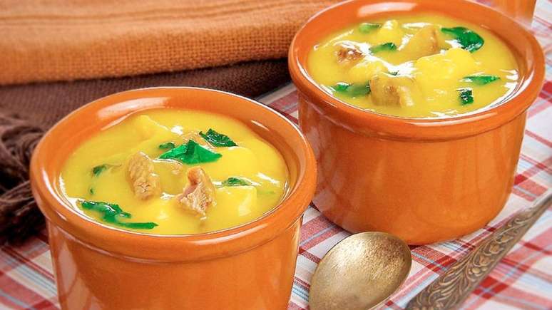 Sopa de mandioquinha com carne e agrião