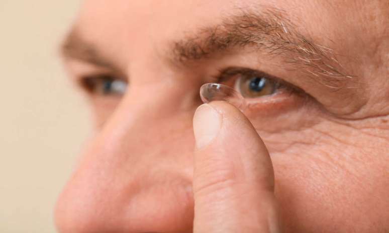Homem passa 3 anos sem trocar lentes de contato; veja os riscos -