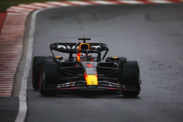 Verstappen desafia a chuva e larga na frente mais uma vez na temporada