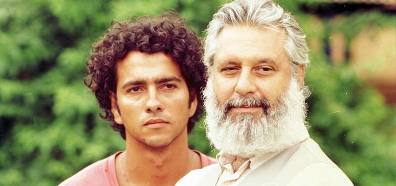 'Renascer' gira em torno da relação tensa entre Zé Inocêncio e Zé Pedro, vividos por Antônio Fagundes e Marcos Palmeira na versão original