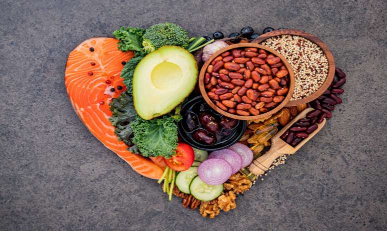 Jejum intermitente e dieta low carb previnem doenças cardiovasculares, diz estudo -