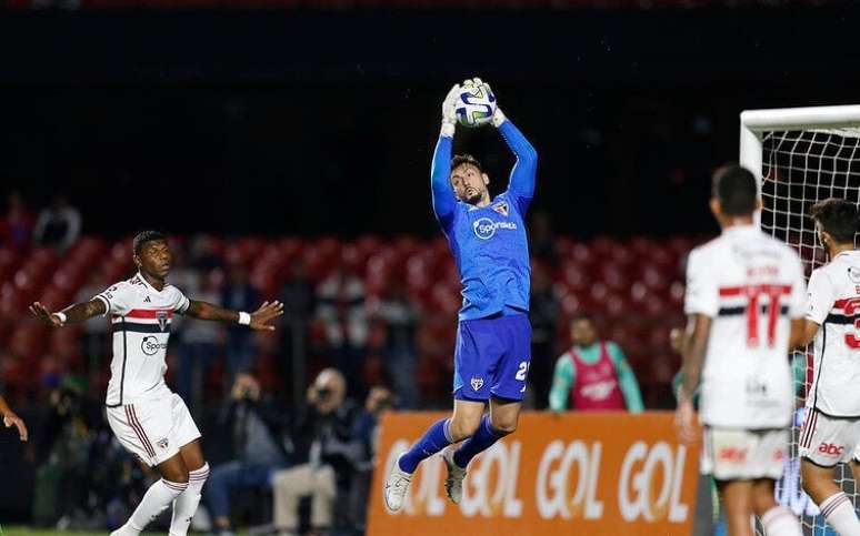 Em jogo de falhas defensivas e dois pênaltis, Flamengo perde para