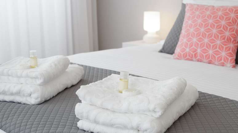 See tips for making your bed look like a hotel