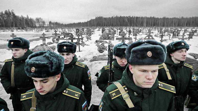 Cadetes russos em um cemitério