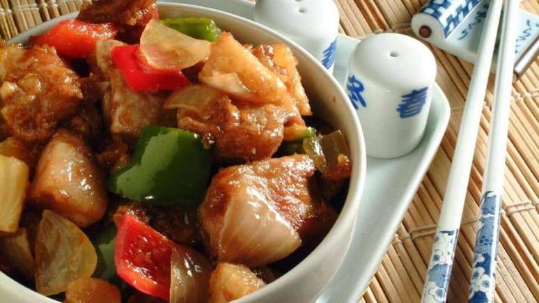 Prepare frango xadrez de coxa e sobrecoxa para variar a receita chinesa