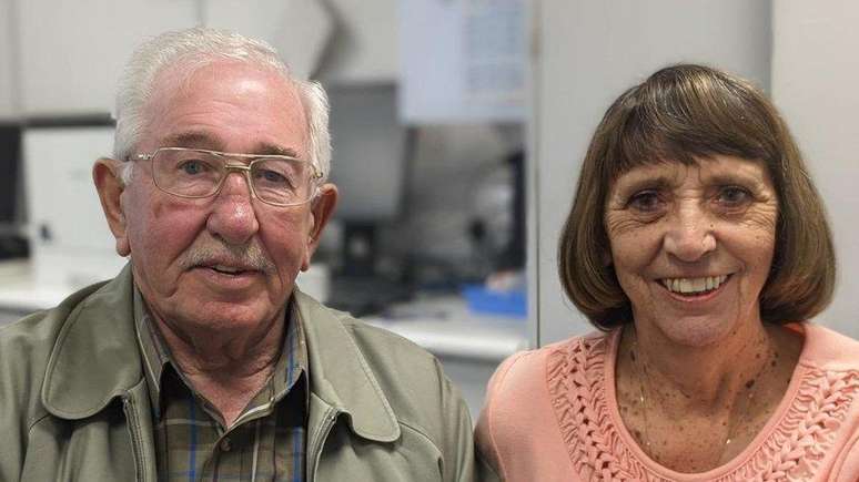 Jean Tyler — na foto, com o marido — participou de um estudo com inteligência artificial que detectou seu câncer de intestino. Depois da cirurgia, teve remissão da doença