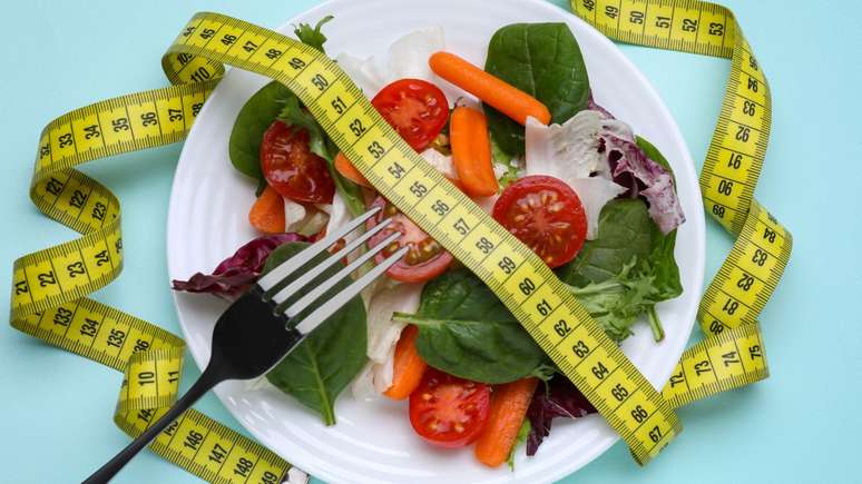 Dietas para emagrecer que são restritivas oferecem risco à saúde -