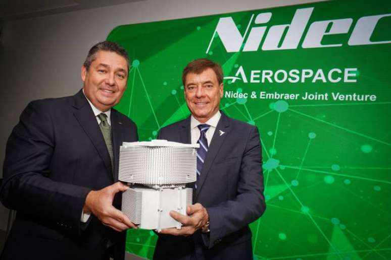 Michael Briggs, presidente da Nidec Motion and Energy, e Francisco Gomes Neto, CEO da Embraer, durante apresentação da nova empresa na 54ª edição do Paris Air Show.