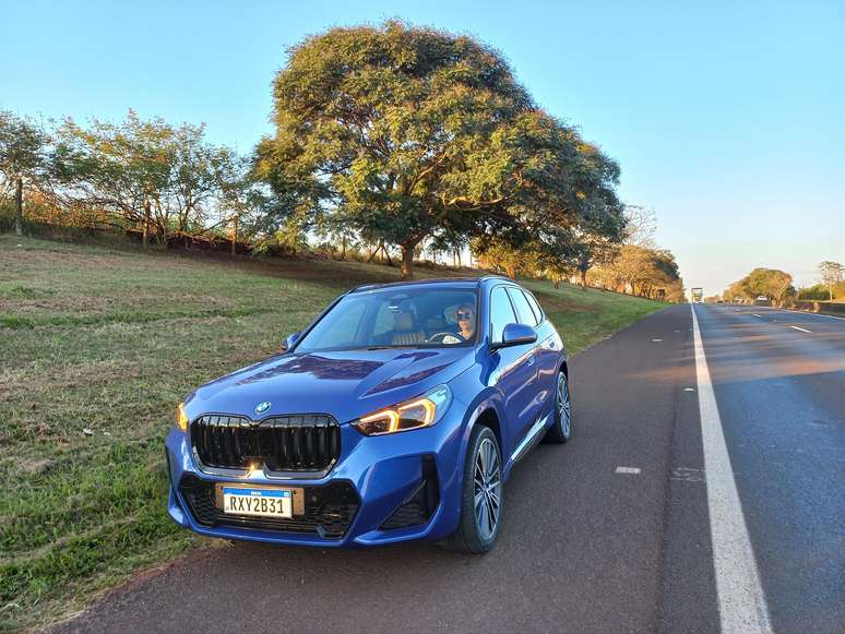 A grade frontal do BMW X1 abre e fecha de acordo com a necessidade do motor