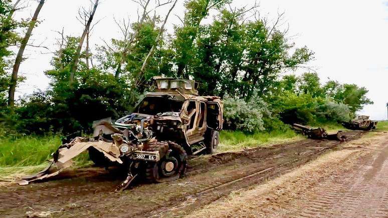 Veículos destruídos são parte da paisagem ao redor de Blahodatne