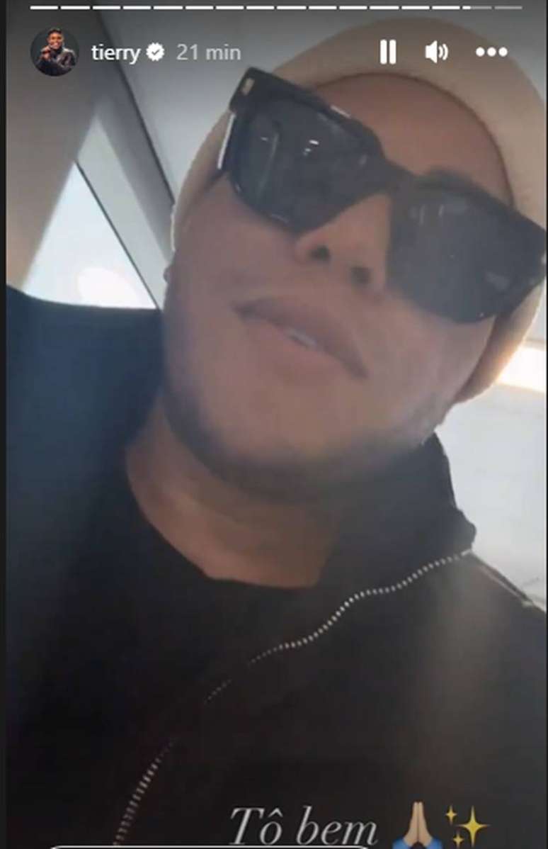 Tierry flips the car a week after the band’s plane crash;  singer was not injured