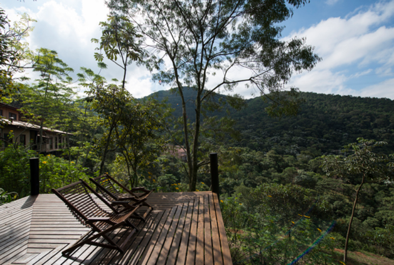 Deque na A Rosa e o Rei: cantinhos aconchegantes em meio ao verde s&atilde;o comuns entre as pousadas de S&atilde;o Xico