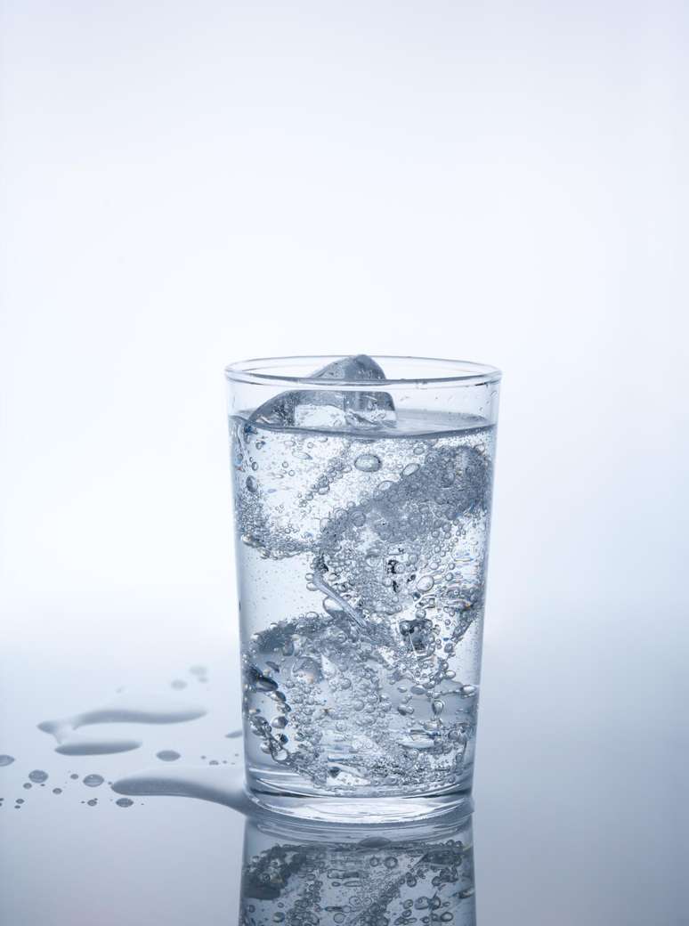 Água gaseificada faz mal para quem treina? - Shutterstock