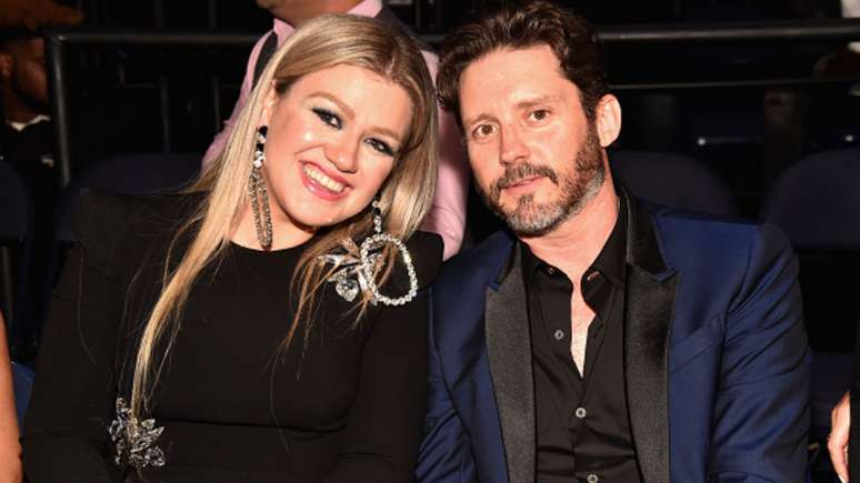 Kelly Clarkson tenta superar ex-marido com hipnose: "Isso a está assombrando"