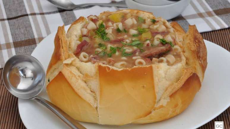 Caldo de feijão com macarrão