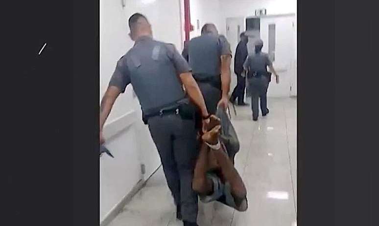 Ministério Público do estado de São Paulo (MP) denunciou por três crimes nesta sexta-feira (16) o homem que foi carregado por policiais militares com mãos e pés amarrados