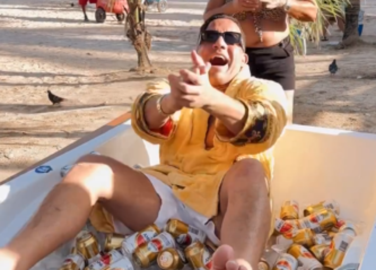 Kel Ferreti fez uma ação com a banheira em que distribuiu cerveja de graça em Maceió