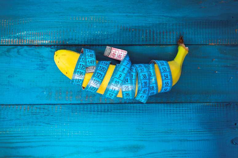 Imagem meramente ilustrativa de uma banana enrolada numa fita métrica