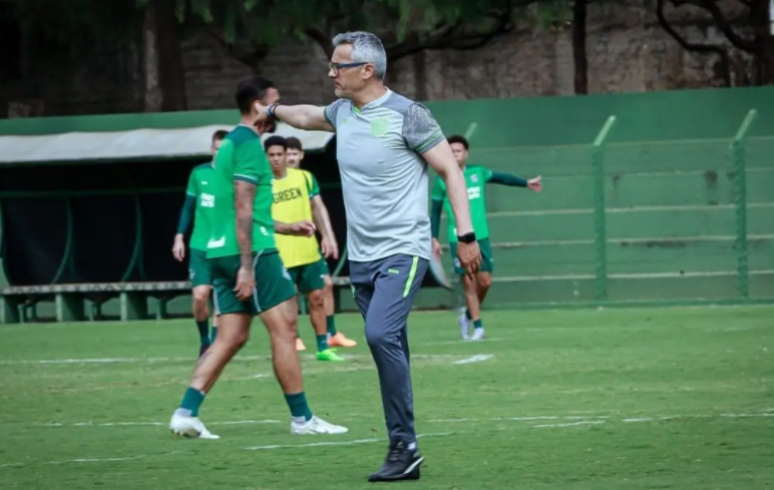 Armando Evangelista comanda treino do Goi&aacute;s 