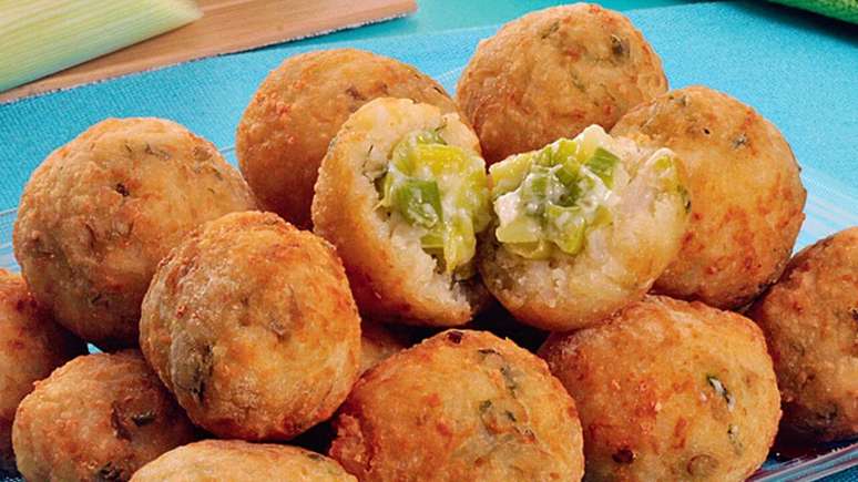 Bolinho de alho-por&oacute; com requeij&atilde;o