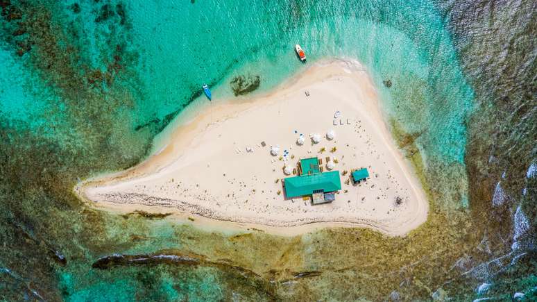 Sandy Ground e seu único quiosque onde é servido o refrescante ponche de rum