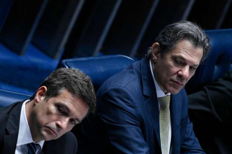 BRASILIA DF NACIONAL 27-04-2023 SENADO CAMPOS NETO FERNANDO HADDAD E RODRIGO PACHECO Sessão de Debates Temáticos - "Juros, Inflação e Crescimento" Plenário do Senado Federal durante sessão de debates temáticos destinada a debater o tema "Juros, Inflação e Crescimento". Mesa: presidente do Banco Central do Brasil, Roberto Campos Neto; ministro de Estado da Fazenda, Fernando Haddad; presidente do Senado Federal e requerente desta sessão, senador Rodrigo Pacheco (PSD-MG); secretária-geral a