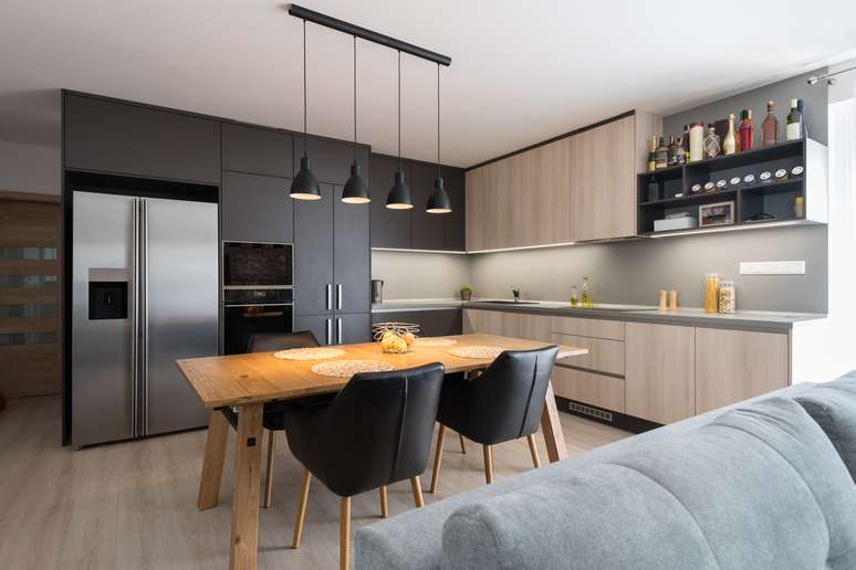 The integrated kitchen avoids the delimitation of rooms with walls 
