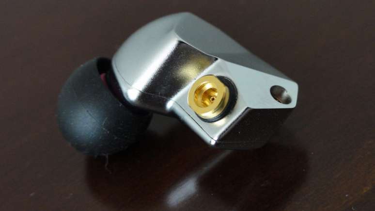 Sistema de conex&atilde;o MMCX para conectar cabos. Na foto, o fone de ouvido in-ear Final Audio B3.