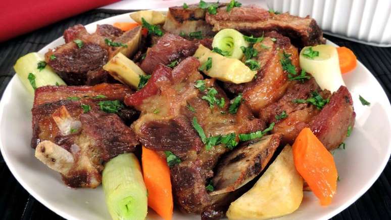 Costela bovina com alho-por&oacute; e legumes