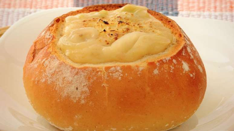 Creme de cebola e alho-por&oacute; no p&atilde;o