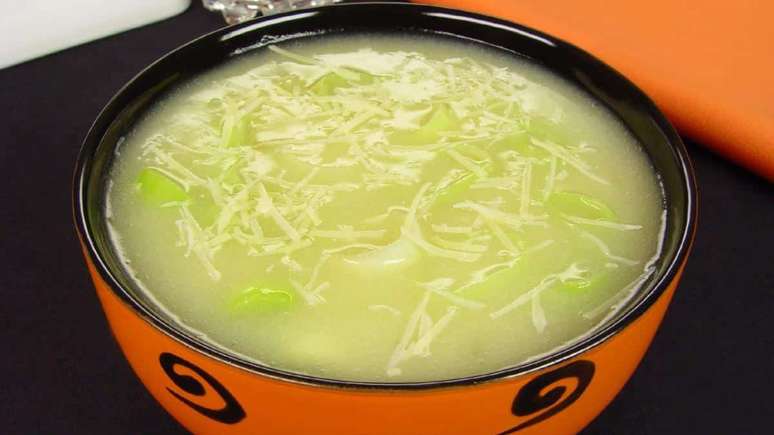 Sopa de batata e alho-por&oacute;