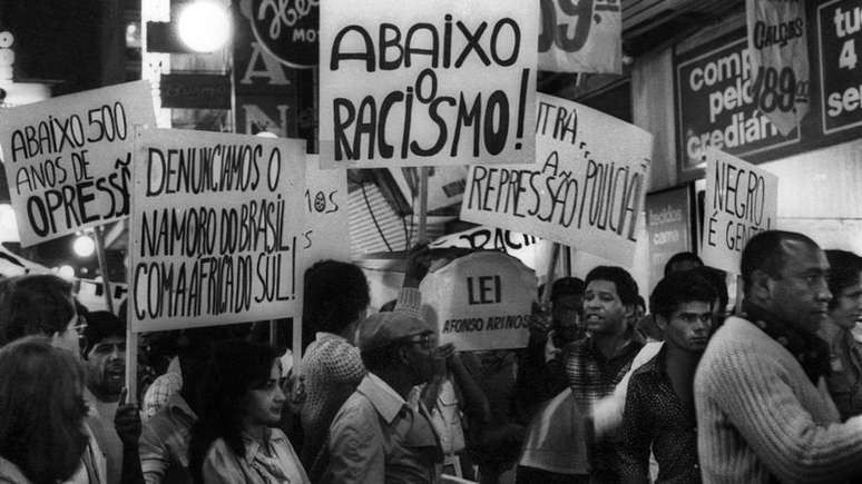 Imagem mostra protesto do Movimento Negro Unificado na época de sua fundação.