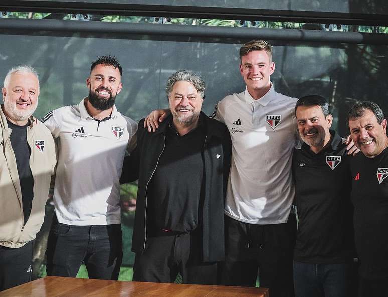 Young e Jandrei, goleiros do S&atilde;o Paulo, acertam renova&ccedil;&otilde;es de contrato at&eacute; o final de 2026 |