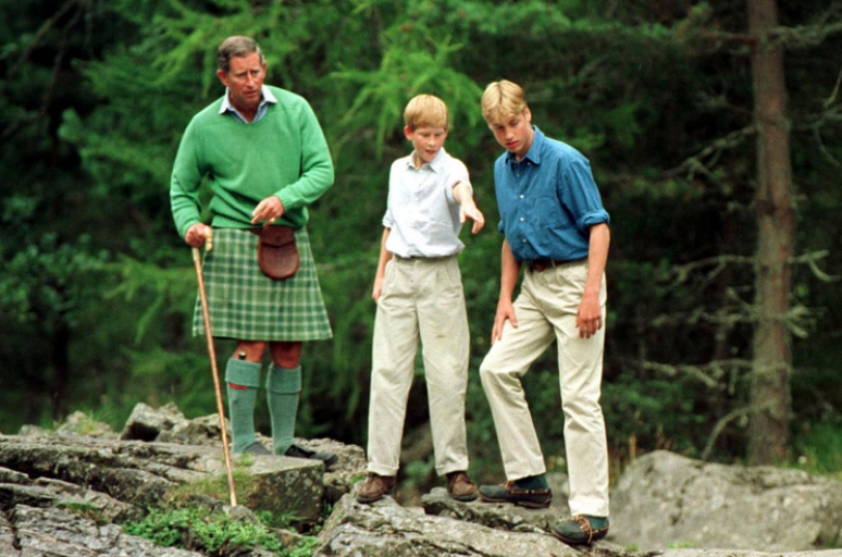 A Família Real publicou foto de Charles acompanhado de William e Harry em 1997