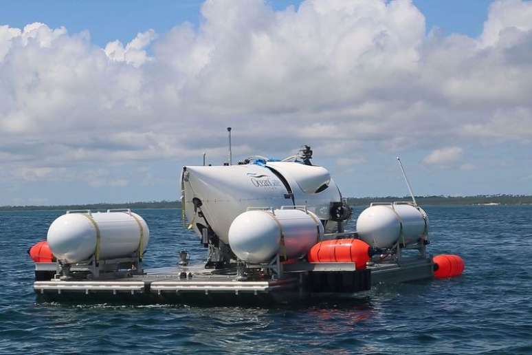 Um submarino no fundo do oceano com uma escotilha onde seja