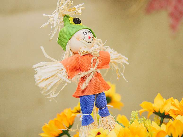 97. Materiais simples podem ser usados para fazer o espantalho da decoração de festa junina – Foto: Shutterstock