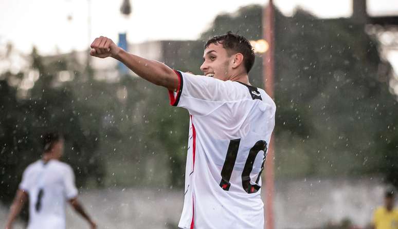 Chiqueti atuando pelo Athletico -
