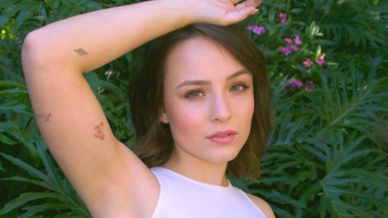 Larissa Manoela surprises and appears on the subway with a designer bag