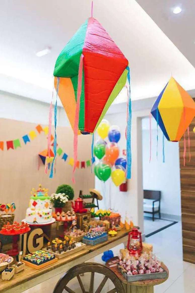 10. Faça uma decoração de festa junina com balão de pano – Foto: Educa em Casa