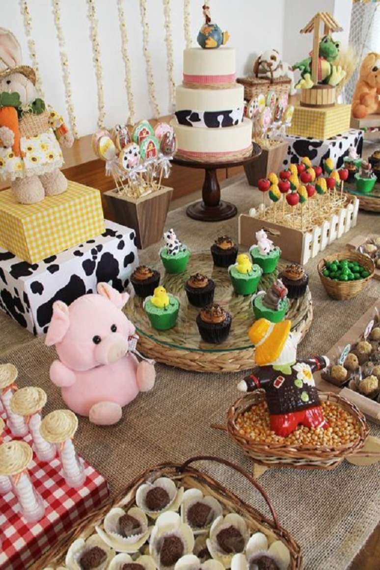 94. Mesa de doces com bichinhos de pelúcia na decoração de festa junina – Foto: Elo7