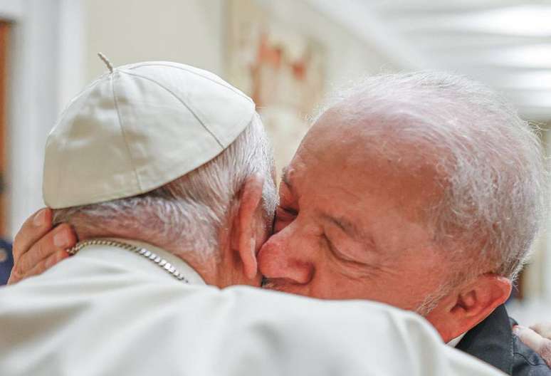 Lula abraça o papa Francisco na chegada ao Vaticano