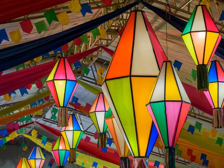 100. Abuse das cores nos balões da decoração de festa junina – Foto: Shutterstock