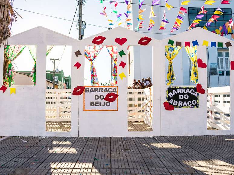 62. Decoração de festa junina com barraca do beijo – Foto: Shutterstock